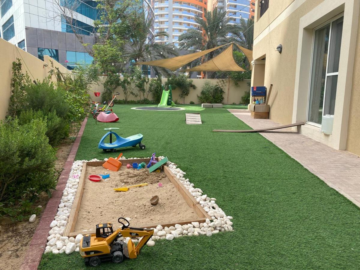 Spacious 4-Bedroom Villa, Children Friendly Dubai Eksteriør billede
