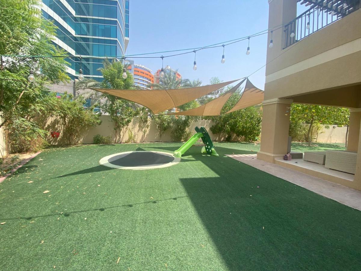 Spacious 4-Bedroom Villa, Children Friendly Dubai Eksteriør billede