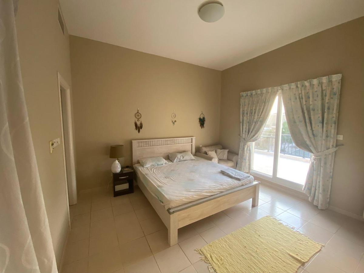 Spacious 4-Bedroom Villa, Children Friendly Dubai Eksteriør billede