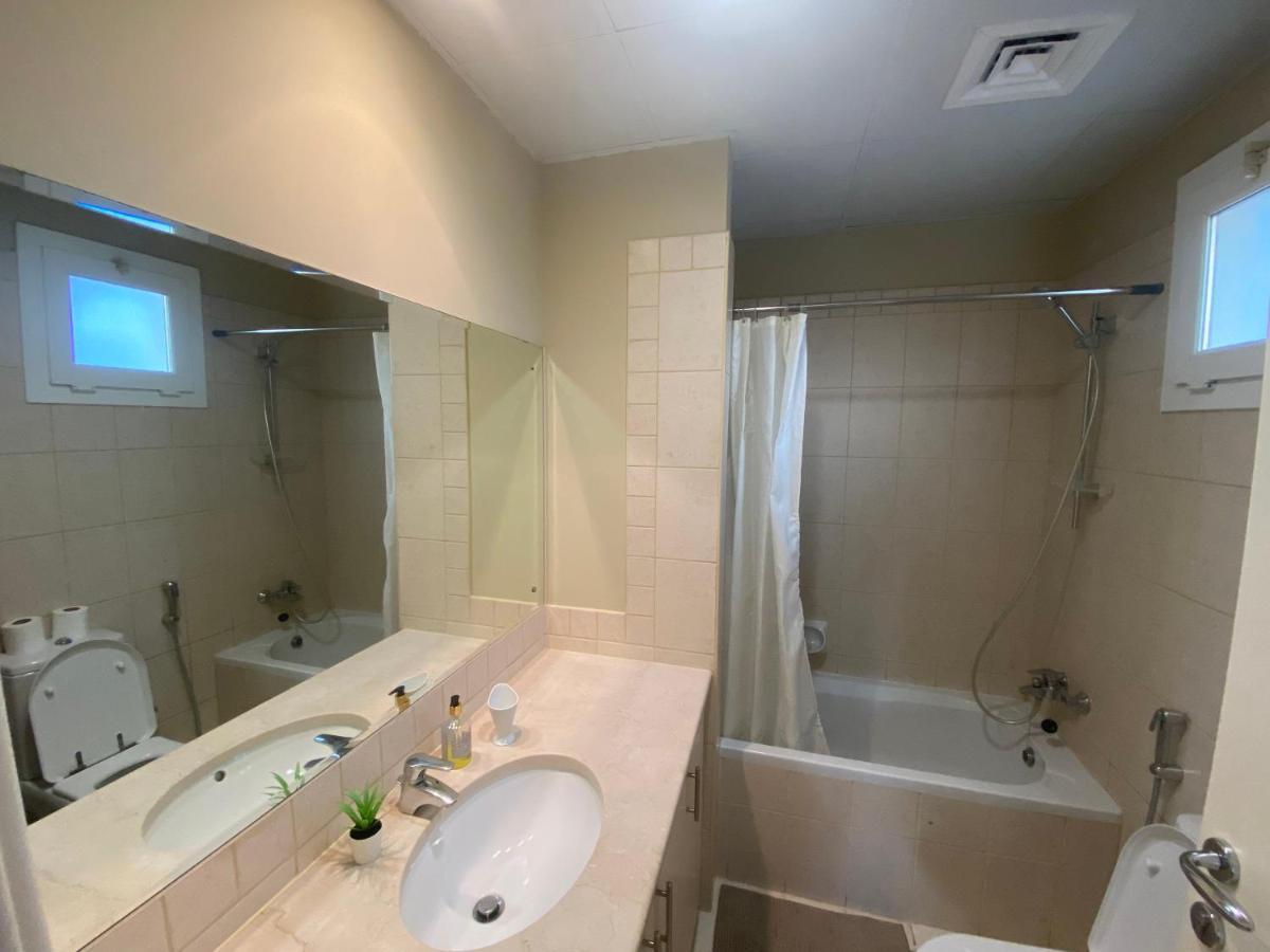 Spacious 4-Bedroom Villa, Children Friendly Dubai Eksteriør billede